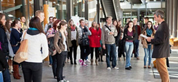 Gruppe von Schülerinnen und Schüler im Foyer