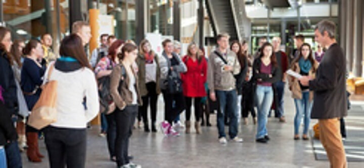 Gruppe von Schülerinnen und Schüler im Foyer