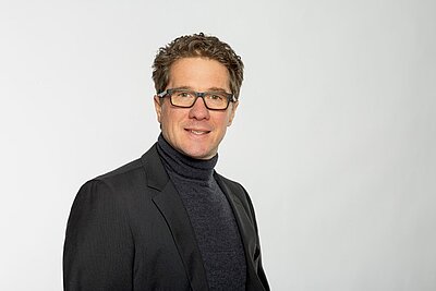 Abbildung: Porträt von Prof. Dr. Dennis Mocigemba
