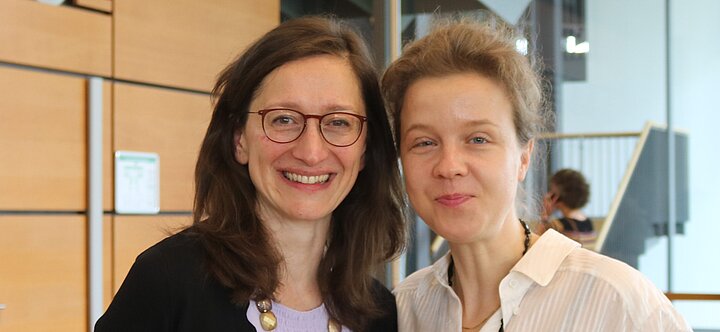Foto Professorin Türkan Ayan und Professorin Anne Müller-Osten