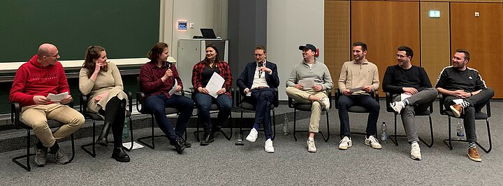Podiumsdiskussion mit Herrn Latuski und acht Studierenden im Audimax Mannheim