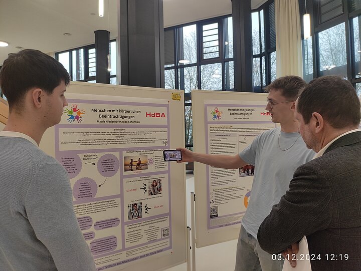 Studierende stellen Poster vor