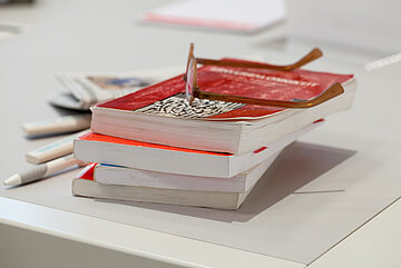 Bücherstapel mit Brille
