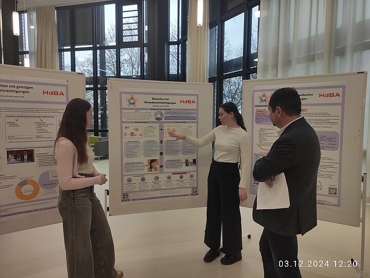 Studierende stellen Poster vor