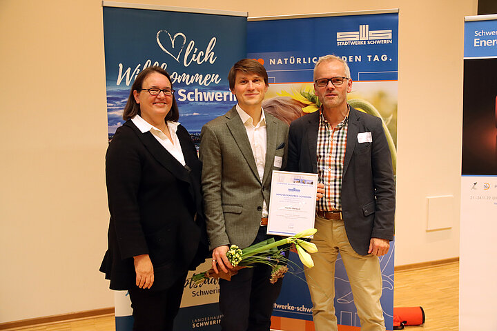 Verleihung des Innovationspreises - Student Martin Gerasch mit Professorin Barbara v. Finckenstein und Prorektor Professor Thomas Freiling
