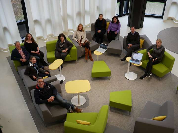 Gruppenfoto der Projektpartnerinnen und Projektpartner in der Bibliothek der Hochschule der Bundesagentur für Arbeit