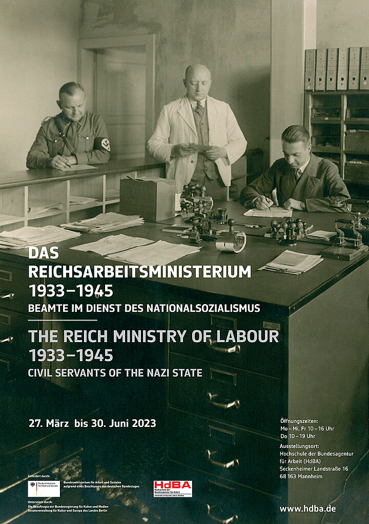 Plakat des Reichsarbeitsministeriums mit drei männlichen Personen in der Dienststelle Plakat des Reichsarbeitsministeriums mit drei männlichen Personen in der Dienststelle