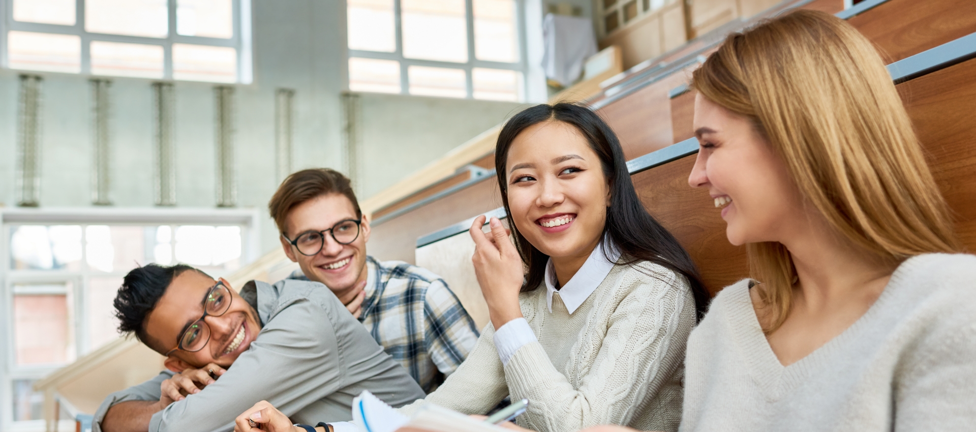 Junge Studierende im Hörsaal